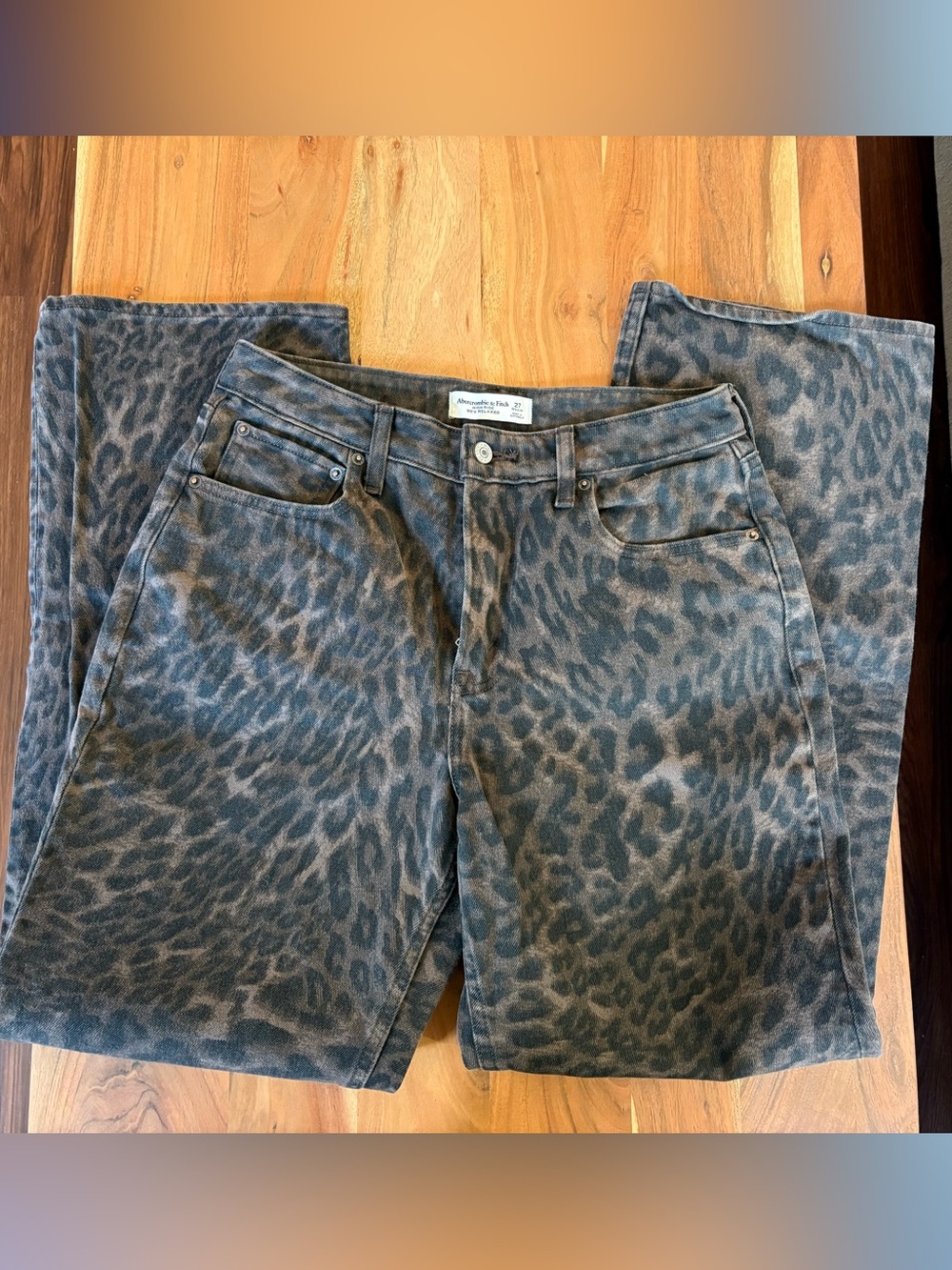 Abercrombie & Fitch Leopard Print High Rise 90’s Relaxed Jeans - Picture 2 of 4